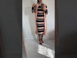 Indlæs og afspil video i gallerivisning stram stribet lyserød kjole med høj hals
