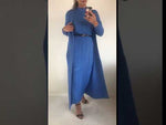 Indlæs og afspil video i gallerivisning himmelblå lang strik kjole med høj hals
