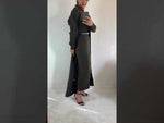 Indlæs og afspil video i gallerivisning brun lang strik kjole med høj hals
