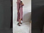 Indlæs og afspil video i gallerivisning lyserød strik kjole med lange ærmer og høj hals
